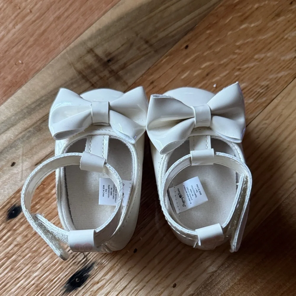 Elegant White Kids Shoes with Bow